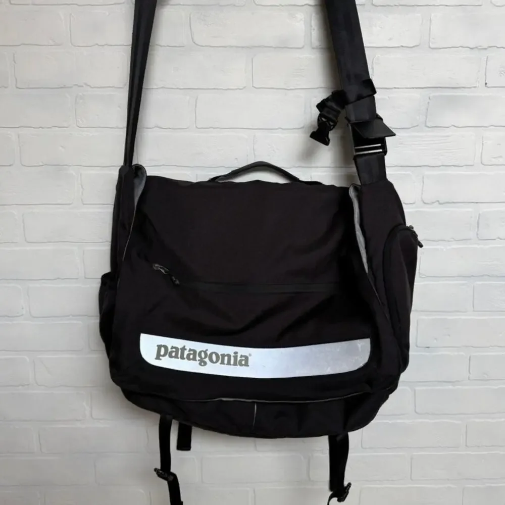 Patagonia Critical Mass Black Messenger Laptop Crossbody Bag Luggage